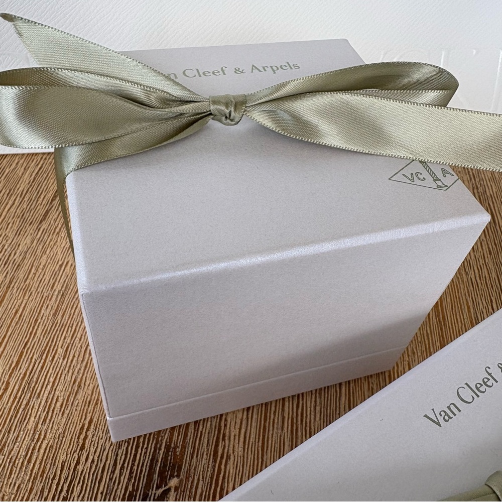Authentic Van Cleef & Arpels Gift Boxes with Gree… - image 2